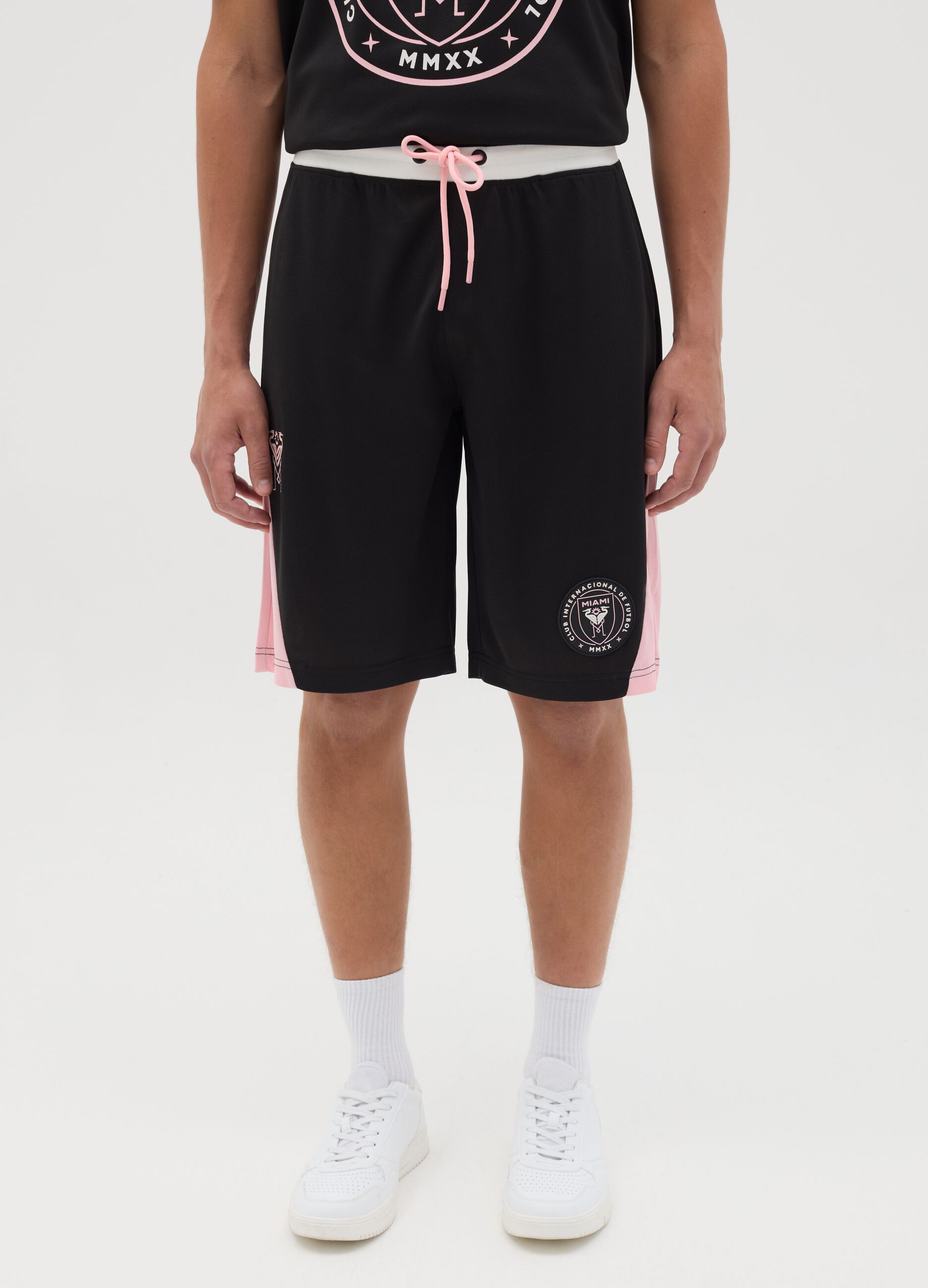 Black Bermuda joggers with pink details