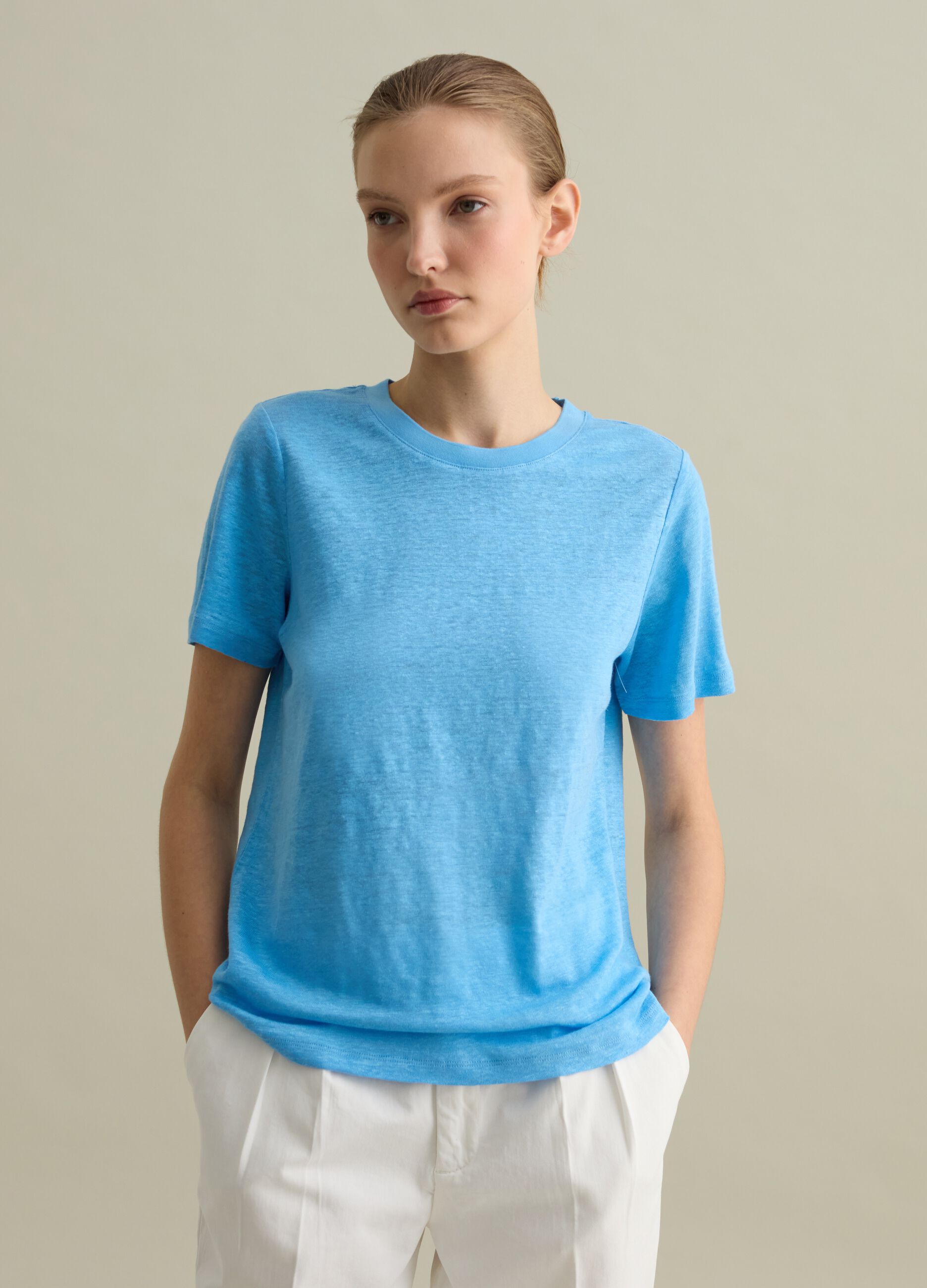 Short-sleeved T-shirt in light blue linen