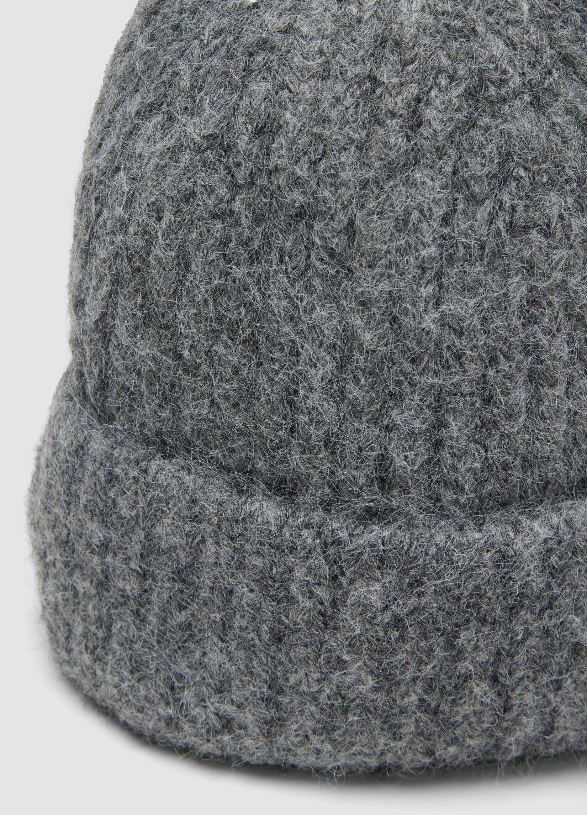 Cappello grigio in lana elasticizzata a coste