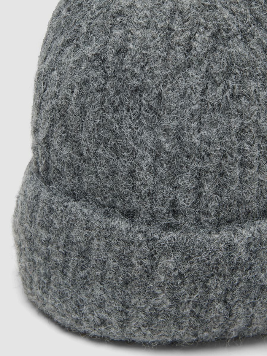 Cappello grigio in lana elasticizzata a coste_2