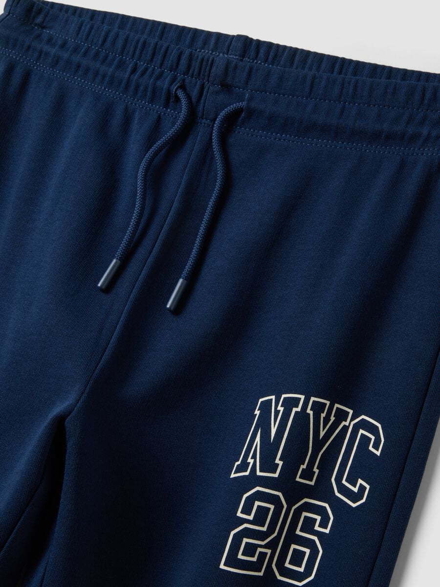 Jogger blu in puro cotone con stampa college per ragazzo_5
