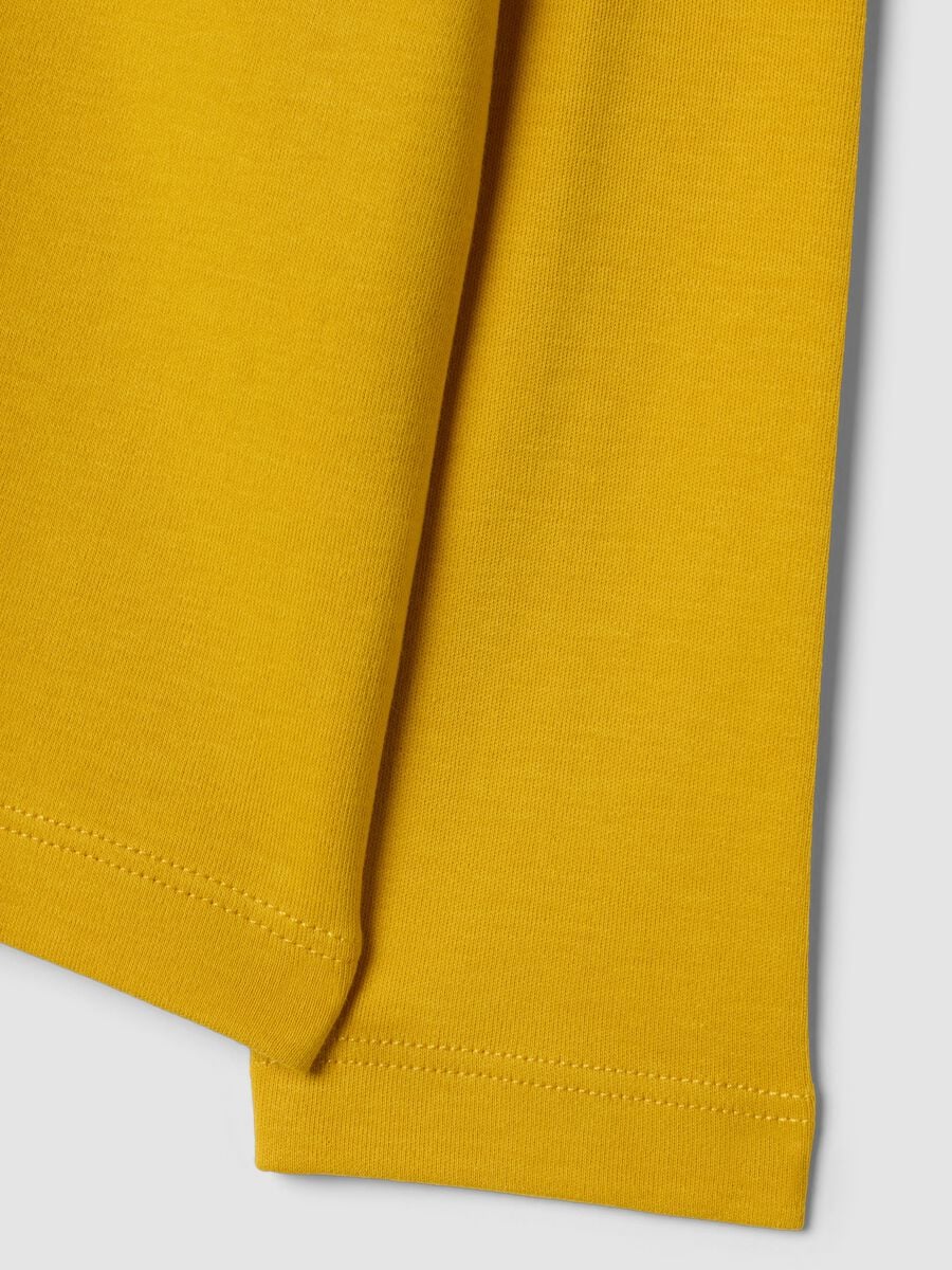 T-shirt gialla dolcevita in puro cotone organico_3