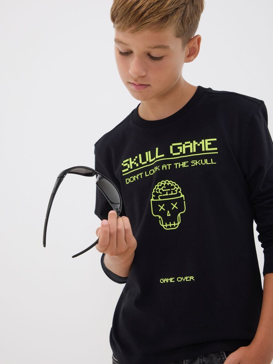 T-shirt nera in puro cotone organico con girocollo e stampa teschio per ragazzo_0