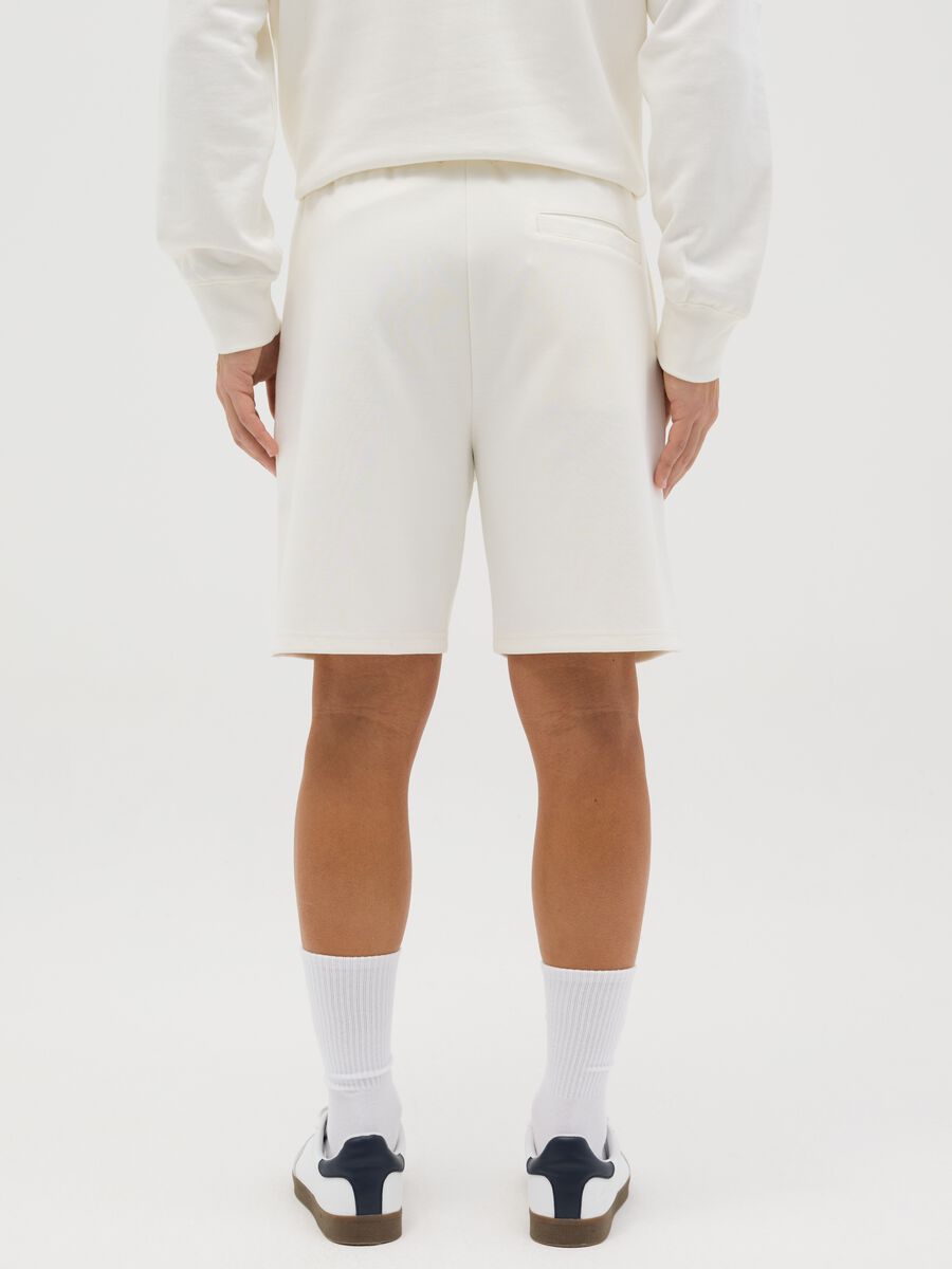 White Bermuda joggers in fleece_2