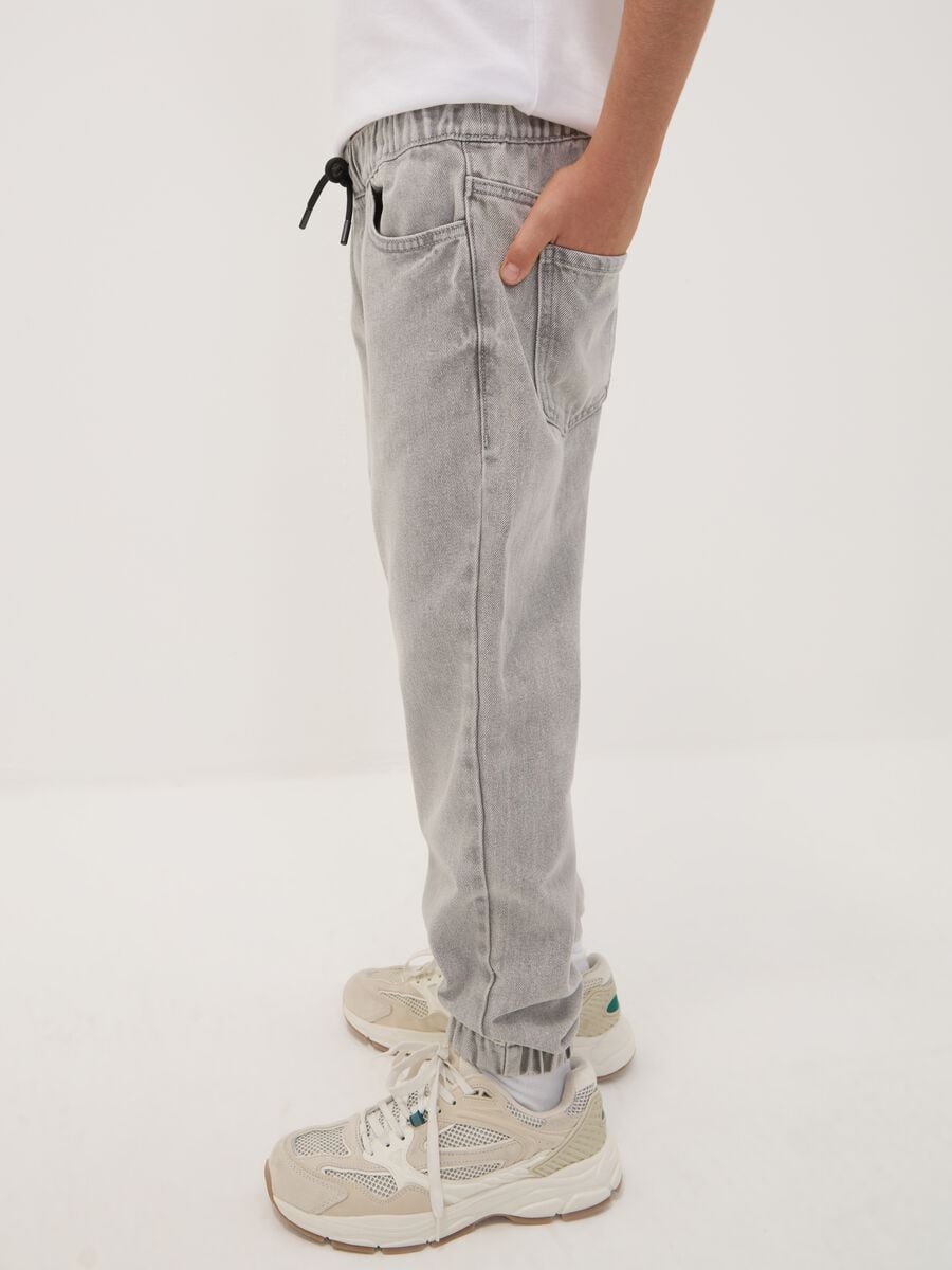 Jog denim grigio in misto cotone e viscosa relaxed fit per ragazzo_2