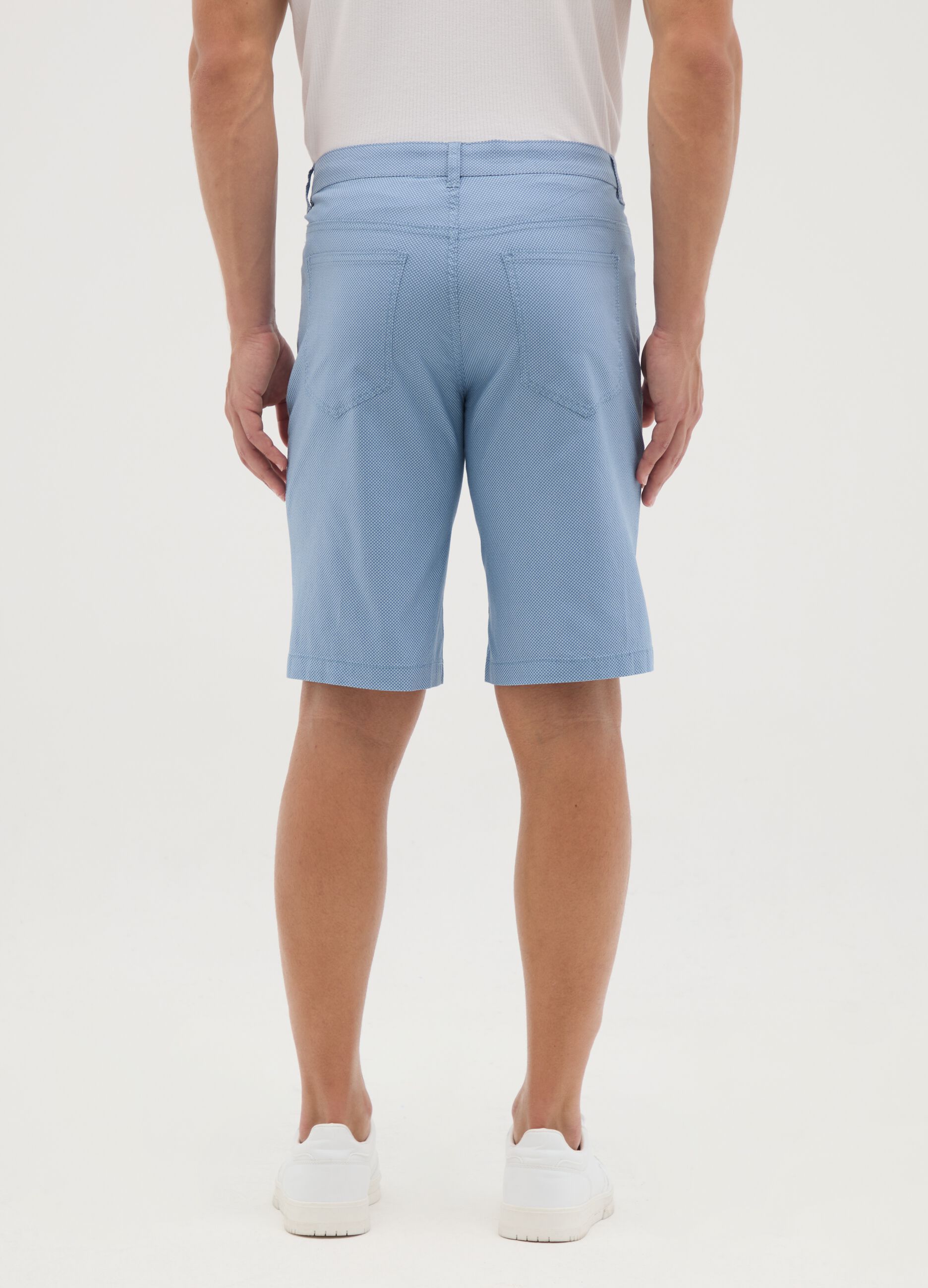 Men’s light blue Bermuda shorts in stretch cotton with regular fit