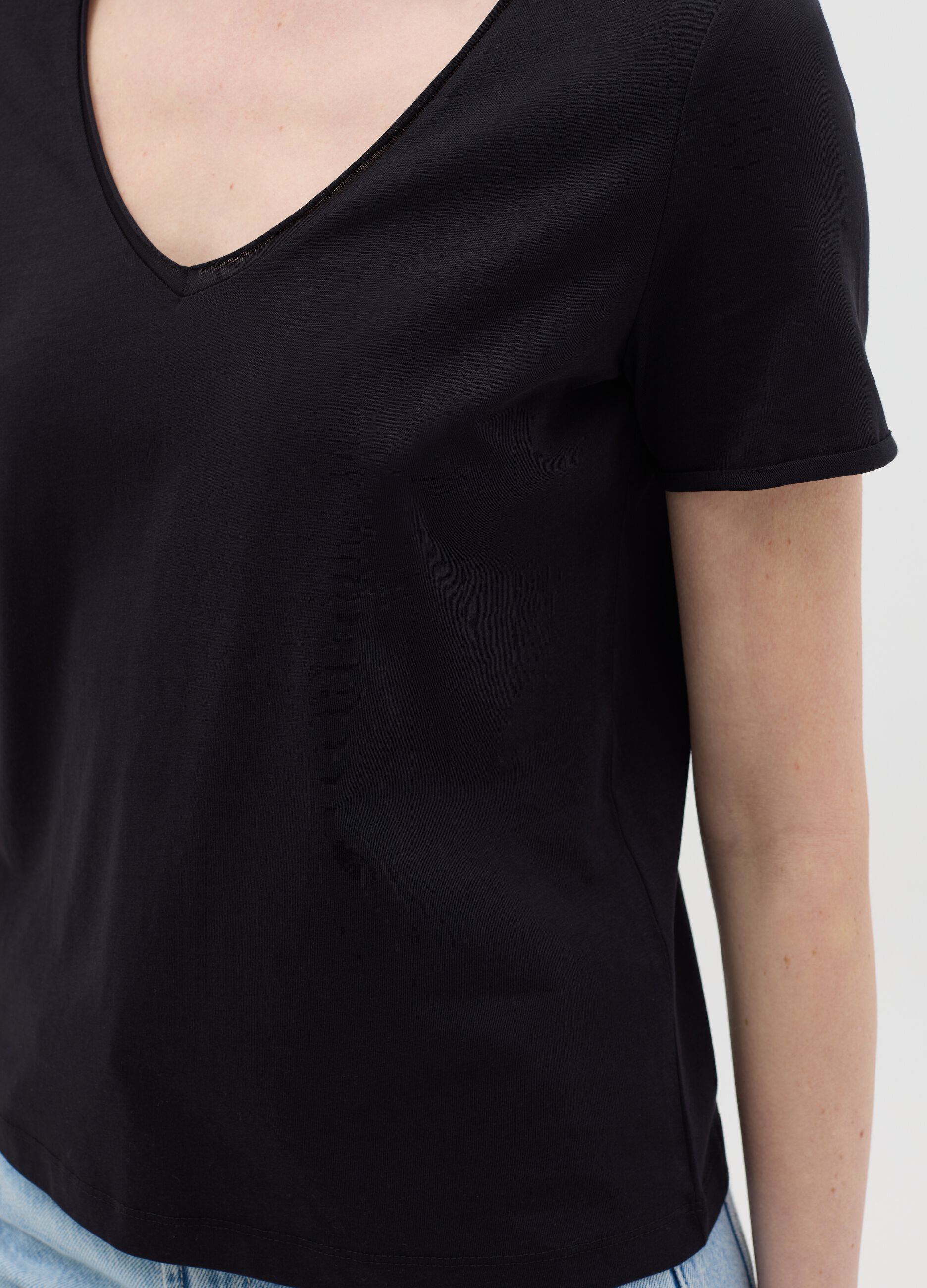 Black T-shirt in organic cotton with V neck
