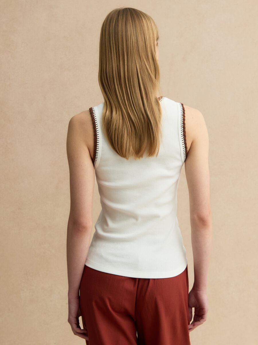 Canotta in cotone elasticizzato bianca regular fit con bordi ricamati_3