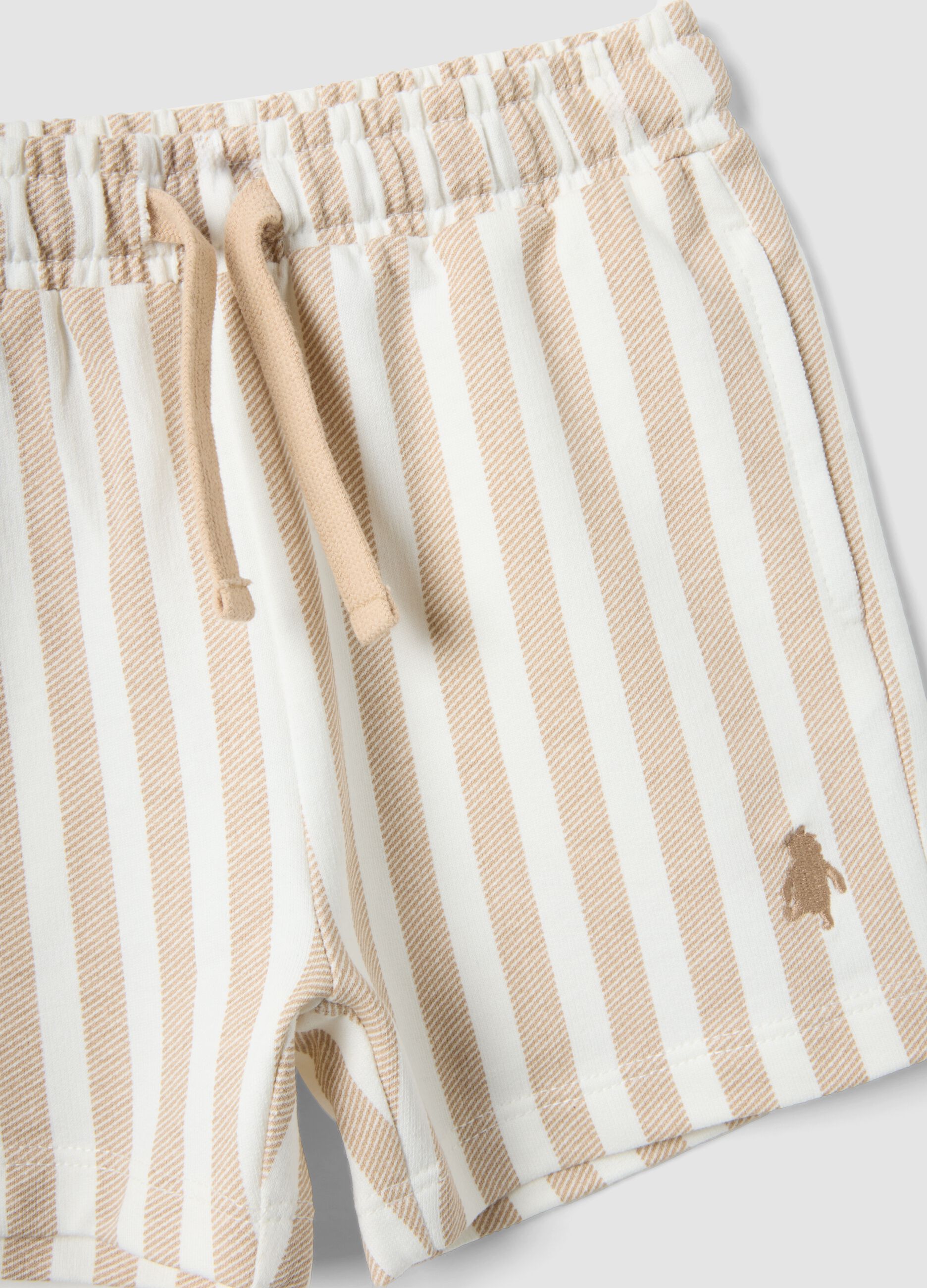 White stretch cotton set with polo shirt and shorts