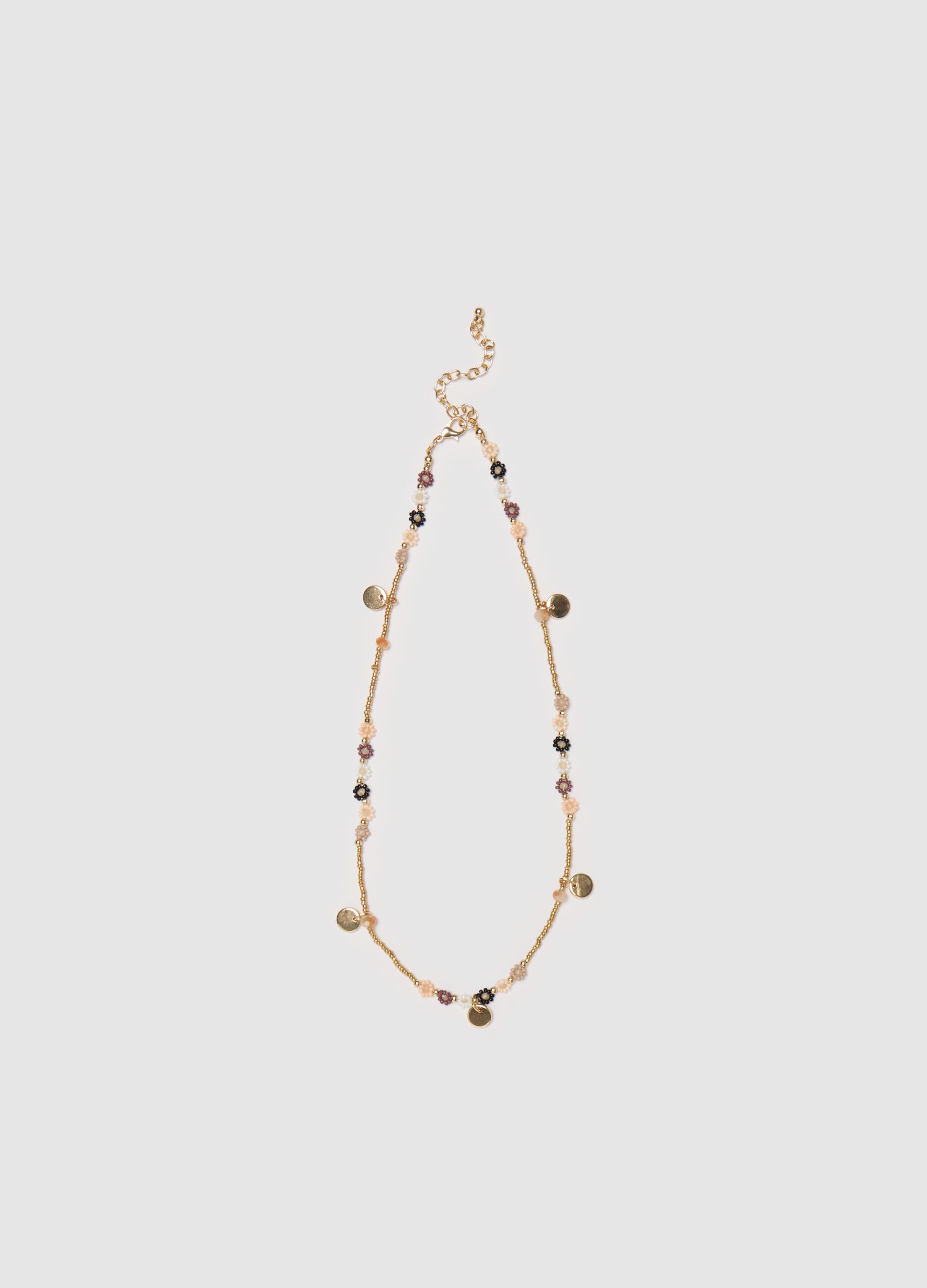 Round necklace with beads and flowers