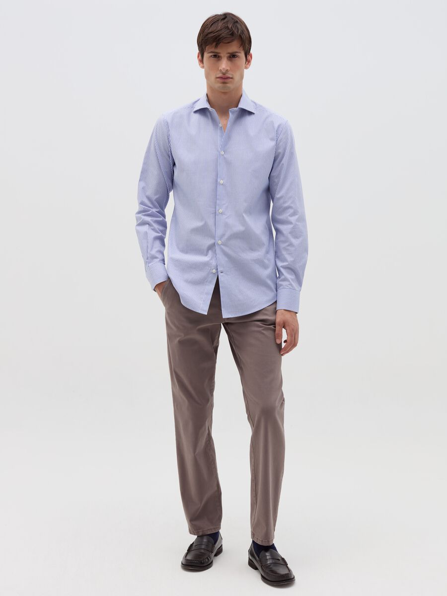 Regular-fit chino trousers in stretch cotton_0