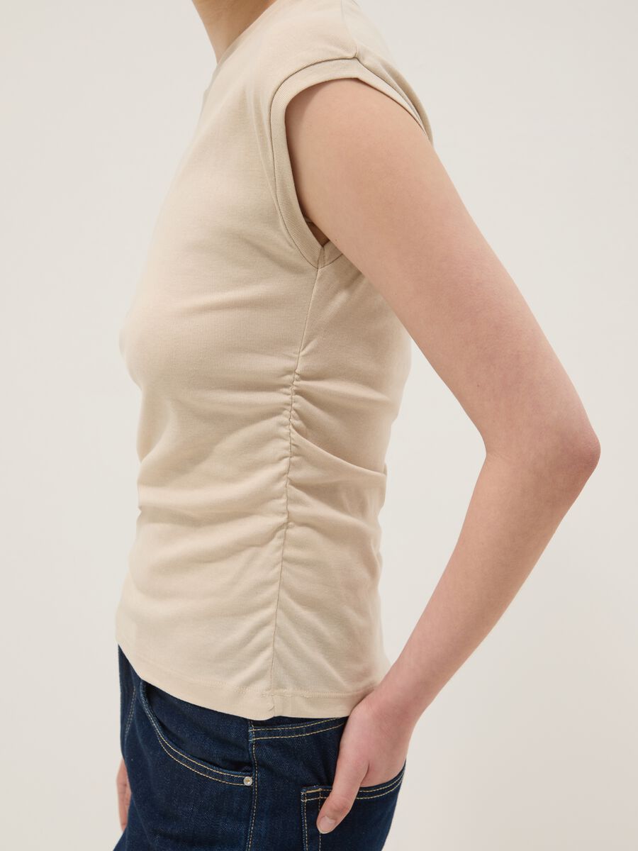 Tank top beige in puro cotone con arricciature laterali regular fit_2