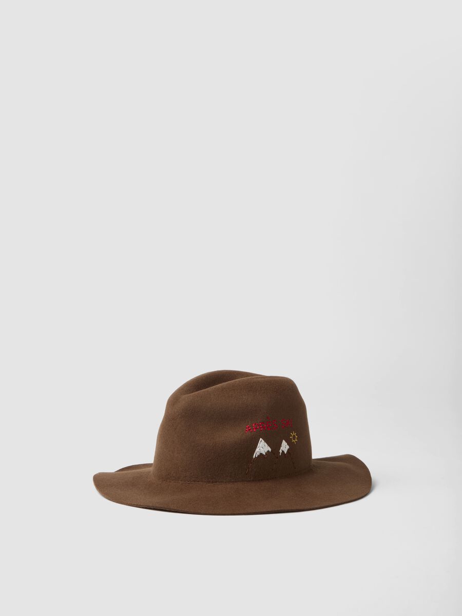 Cappello marrone in pura lana con ricamo a mano_0