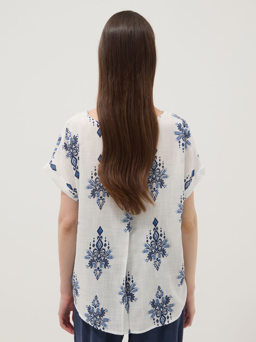 Blusa bianca in pura viscosa con stampa blu regular fit_3