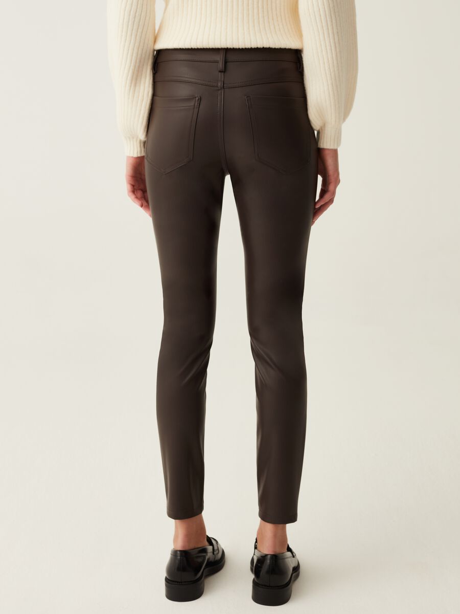 Pantaloni cropped skinny fit effetto lucido_2