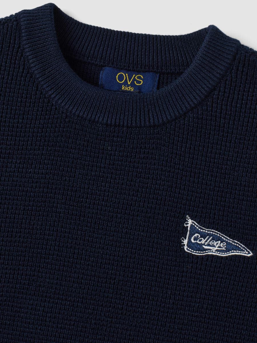 Blue cotton-blend knitted gilet with embroidery for boys_2
