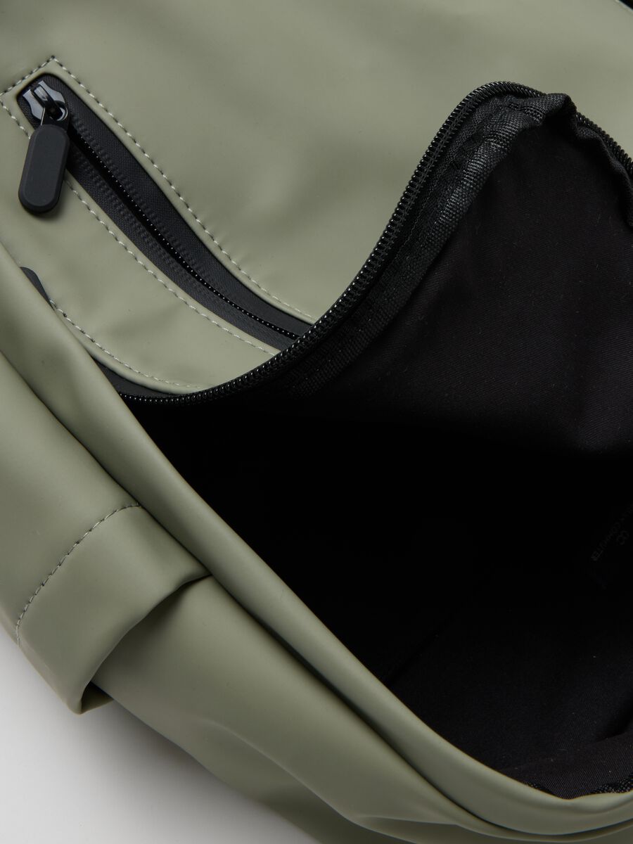 Zaino verde con spallacci regolabili e tasche multiple_2