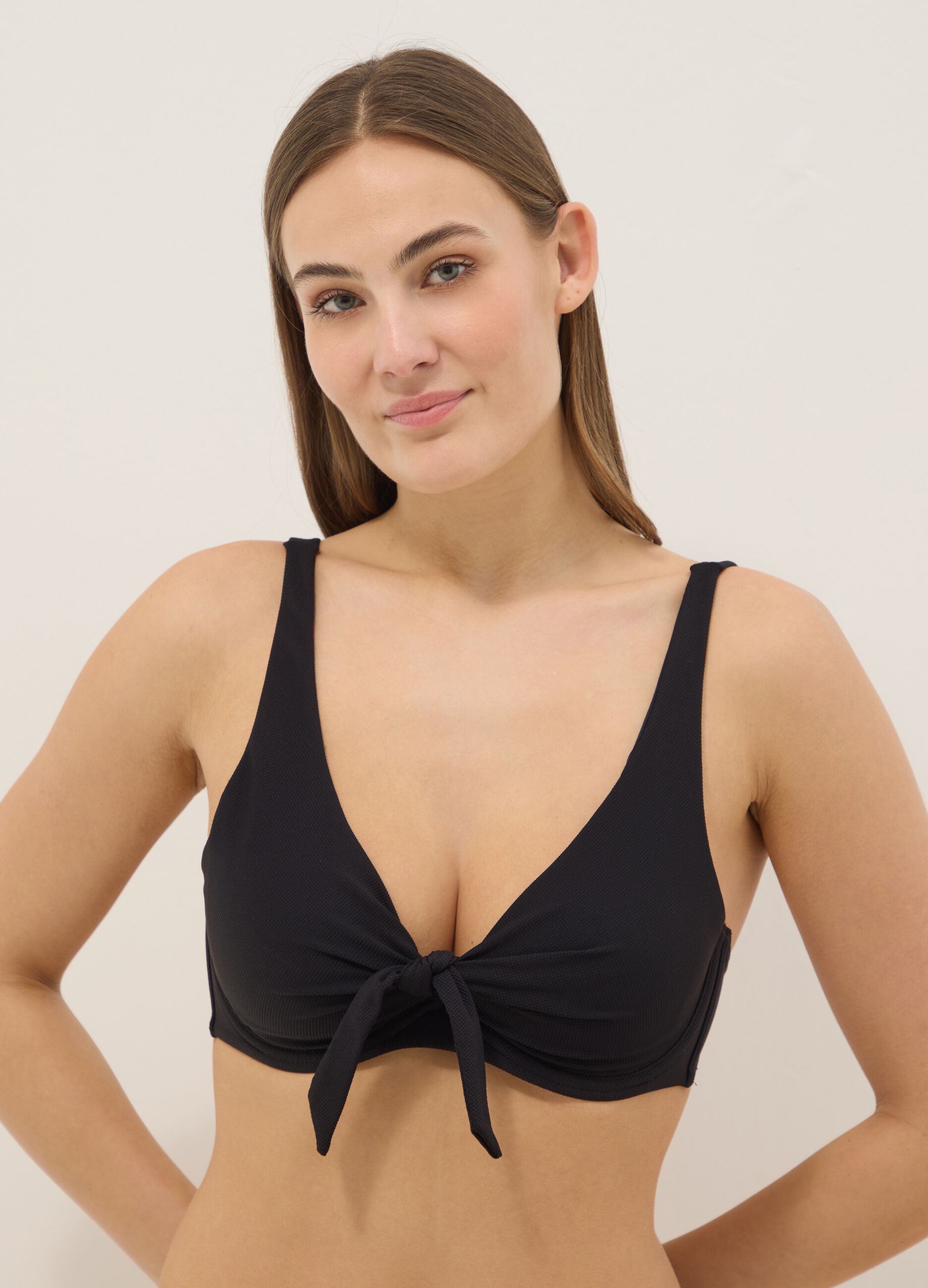 Top bikini elasticizzato nero con fiocco