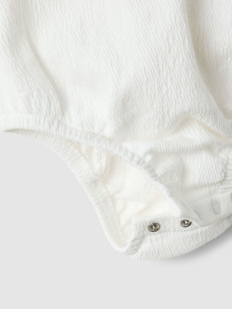 Body in misto cotone organico bianco da neonata con volant_1