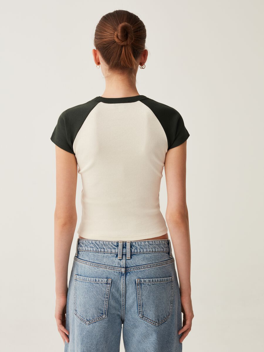 T-shirt a costine con maniche raglan_2