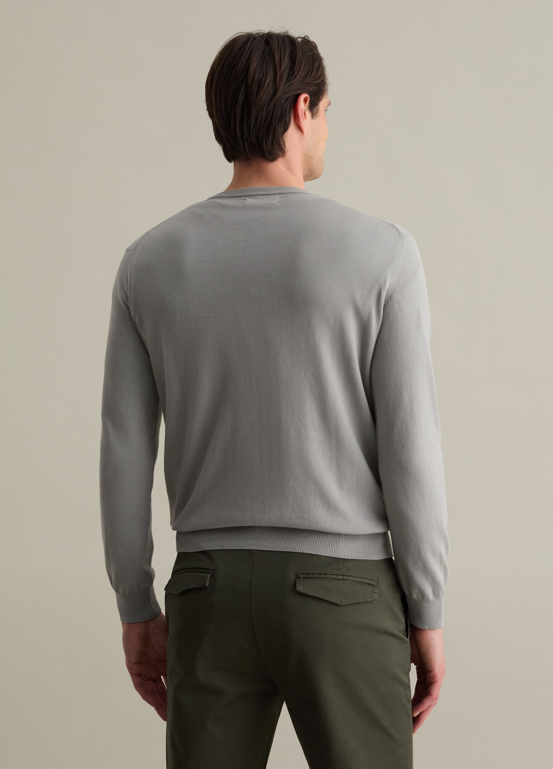 Solid colour pullover with round neck