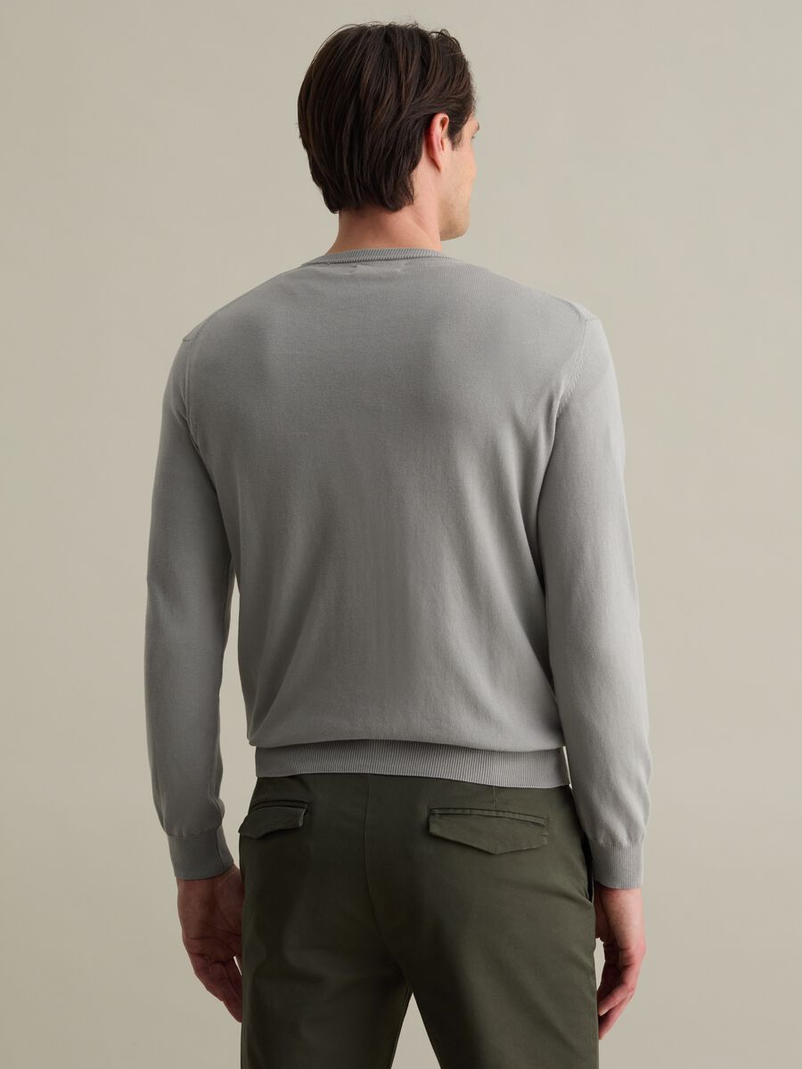 Solid colour pullover with round neck_3