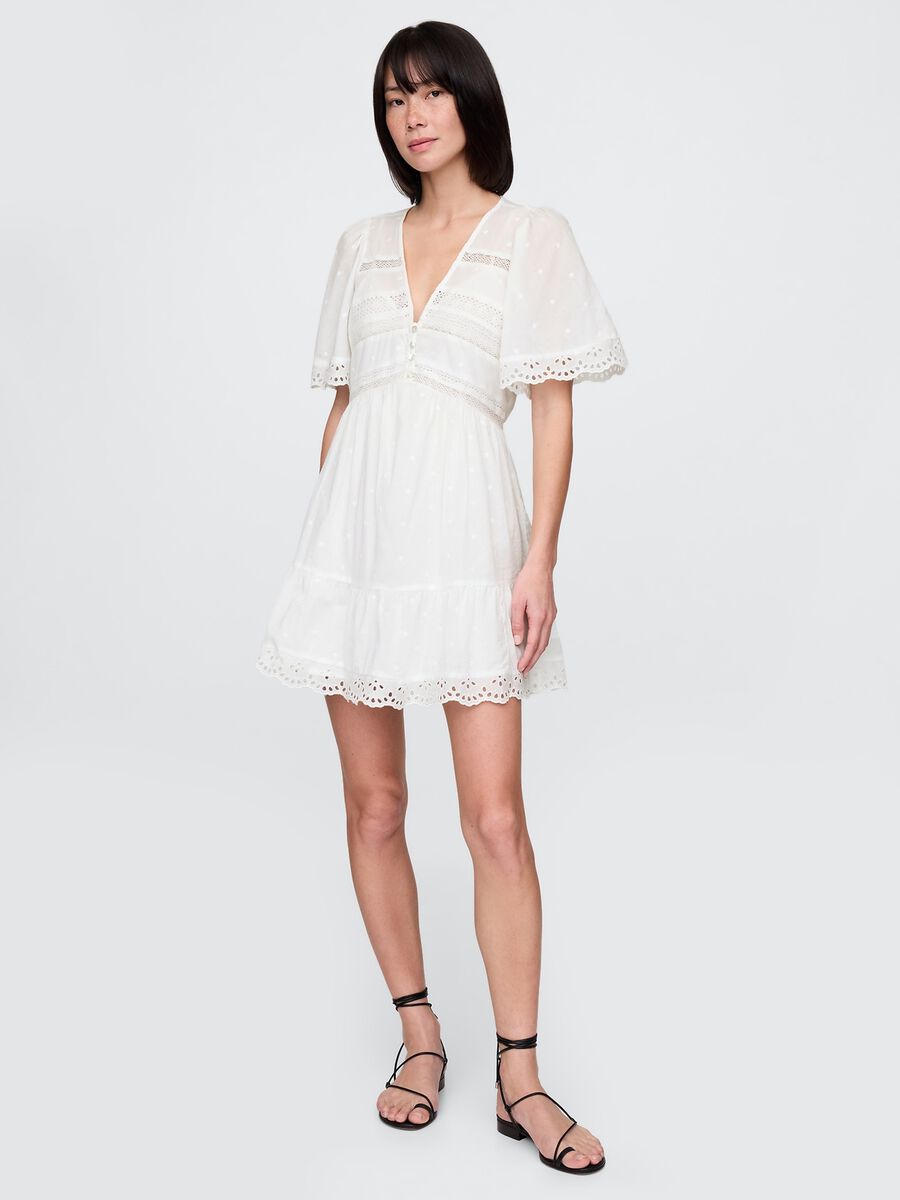 Short white dress in embroidered fabric_0