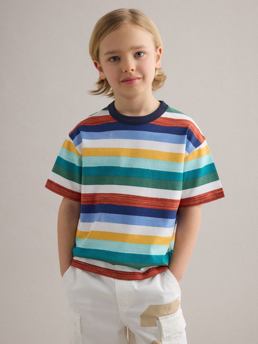 T-shirt in puro cotone a righe multicolor da bambino regular fit_0