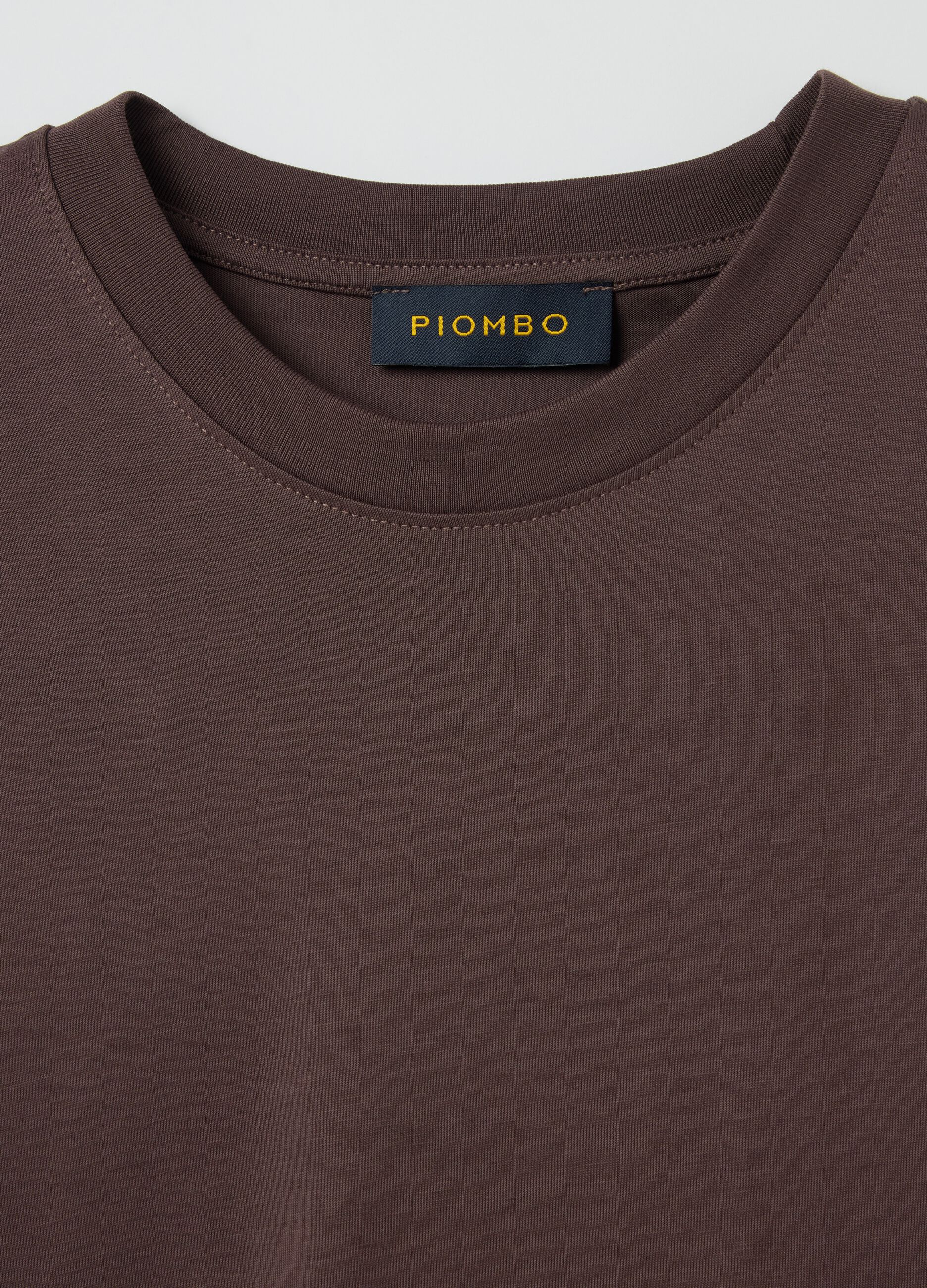 Plain cotton T-shirt with round neck.