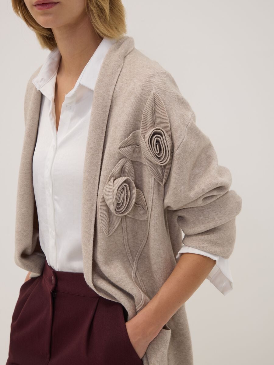 Beige viscose-blend cardigan with raised floral appliqu&eacute;_2