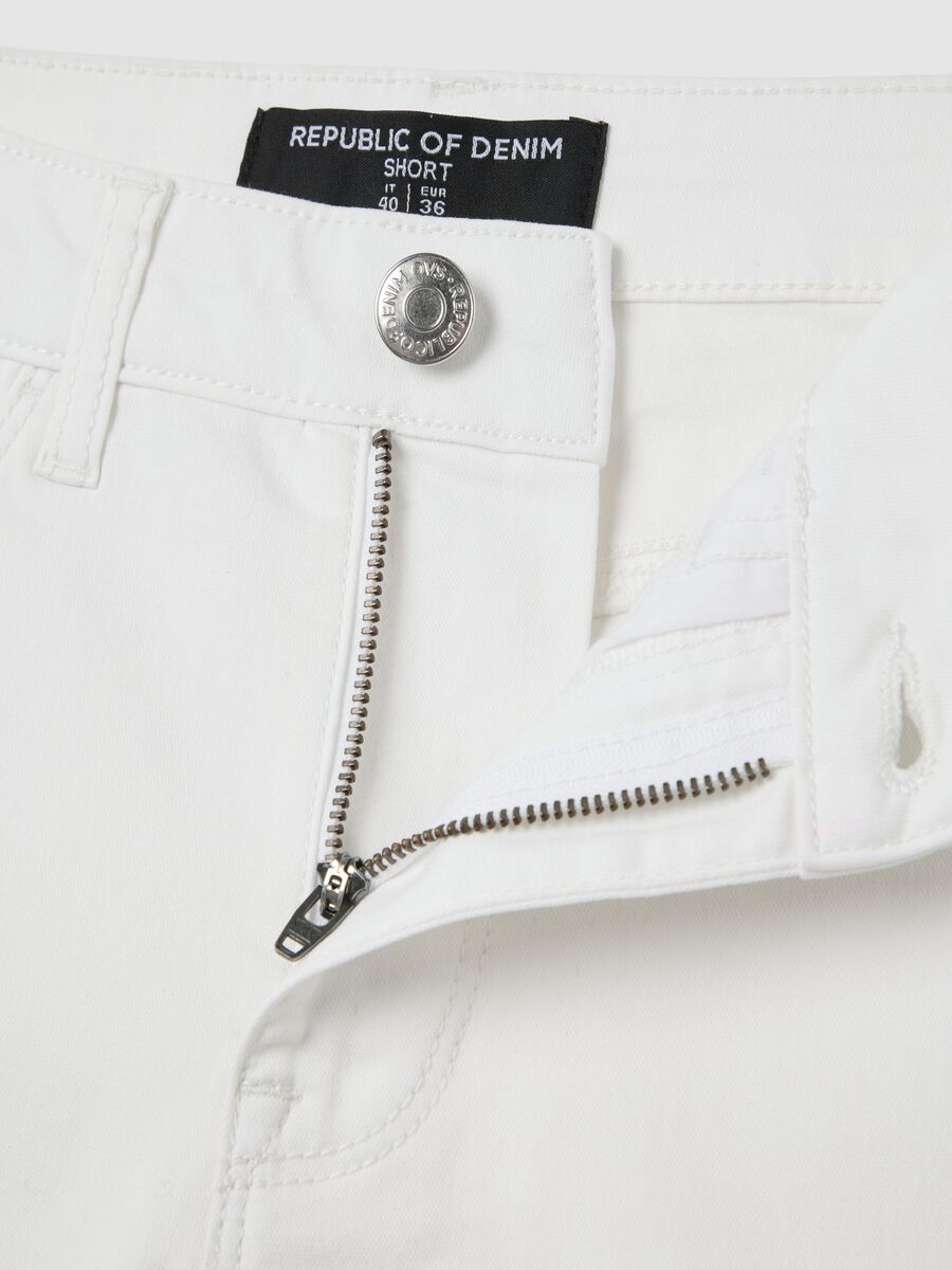 Women's white cotton blend shorts regular fit_1