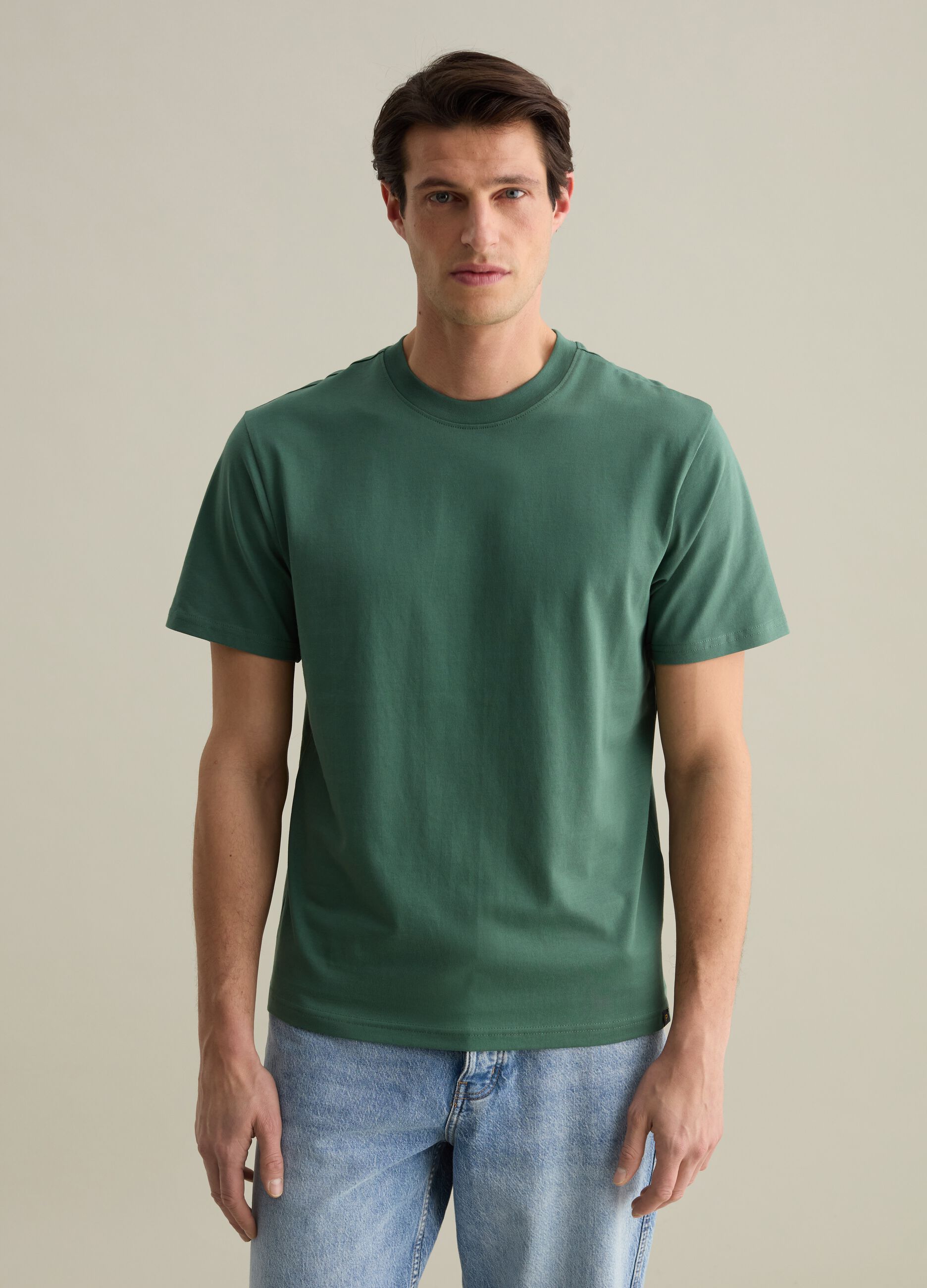 Plain cotton T-shirt with round neck.