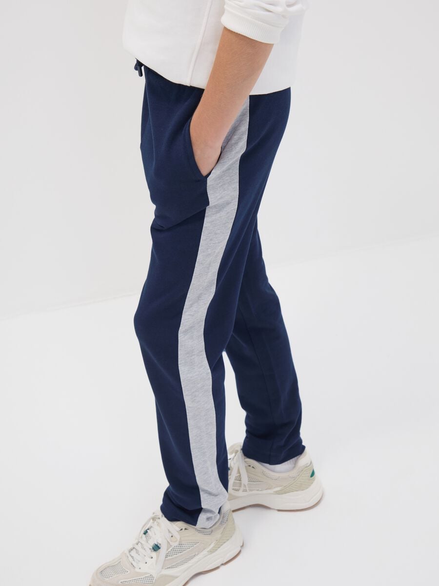Pantaloni jogger blu in puro cotone con bande laterali per ragazzo_2