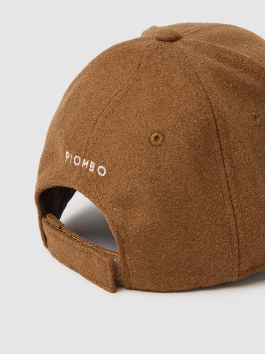 Cappello marrone con lettera ricamata_1