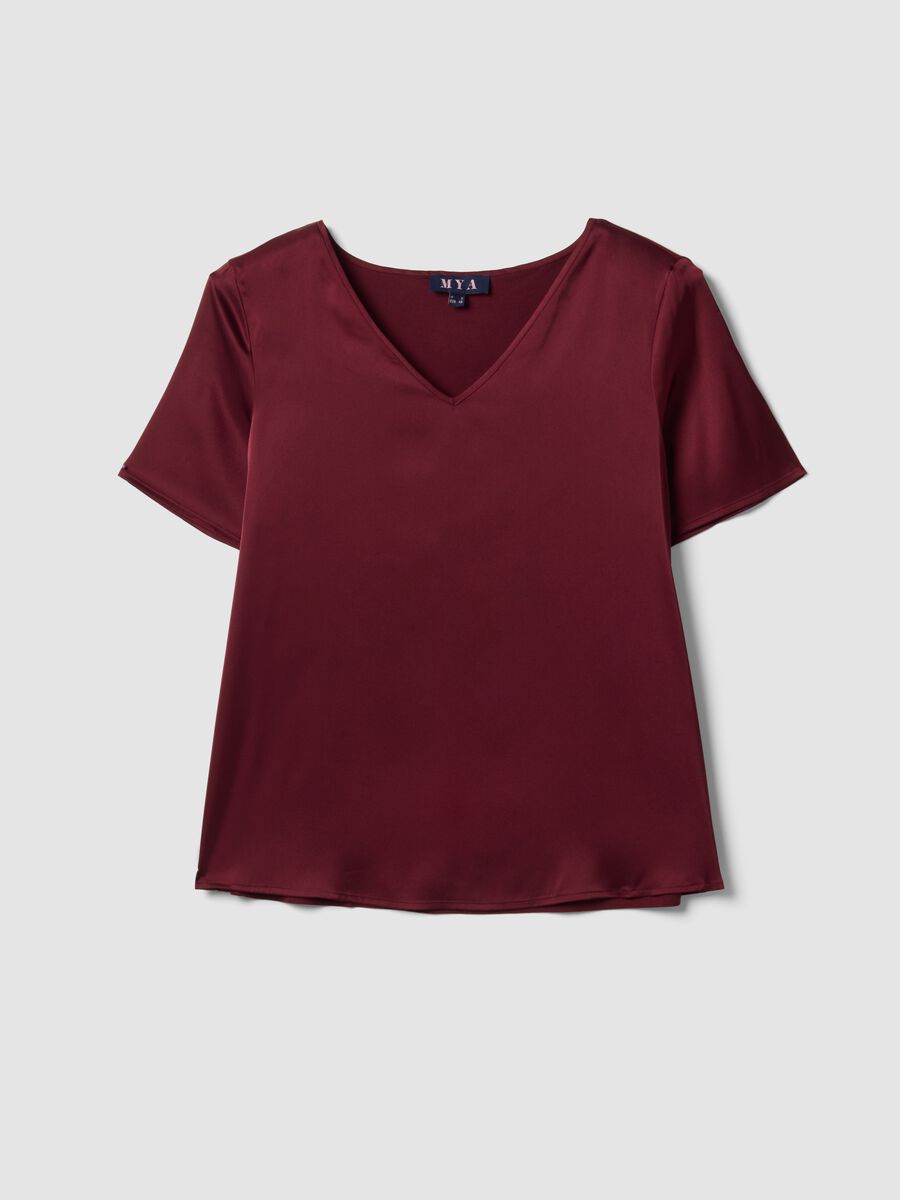 Blusa satinata rossa in tessuto elasticizzato con scollo a V regular fit_4