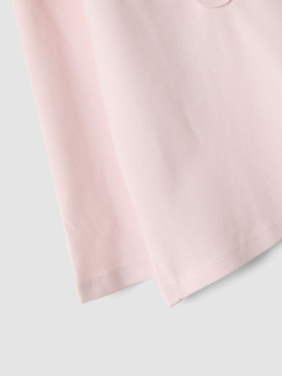 Polo rosa in cotone organico elasticizzato con dettagli volant per bimba_2