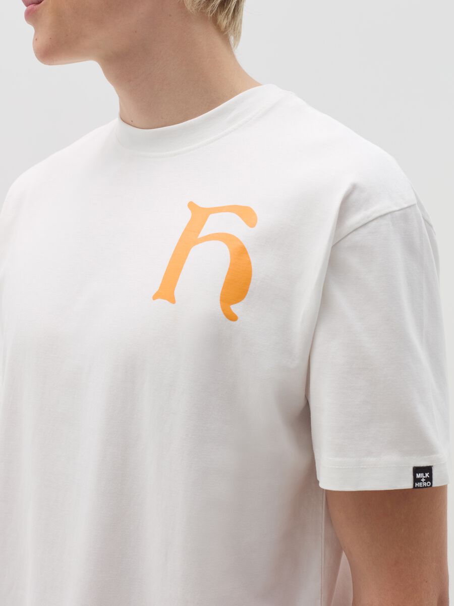 T-shirt with printed lettering_2