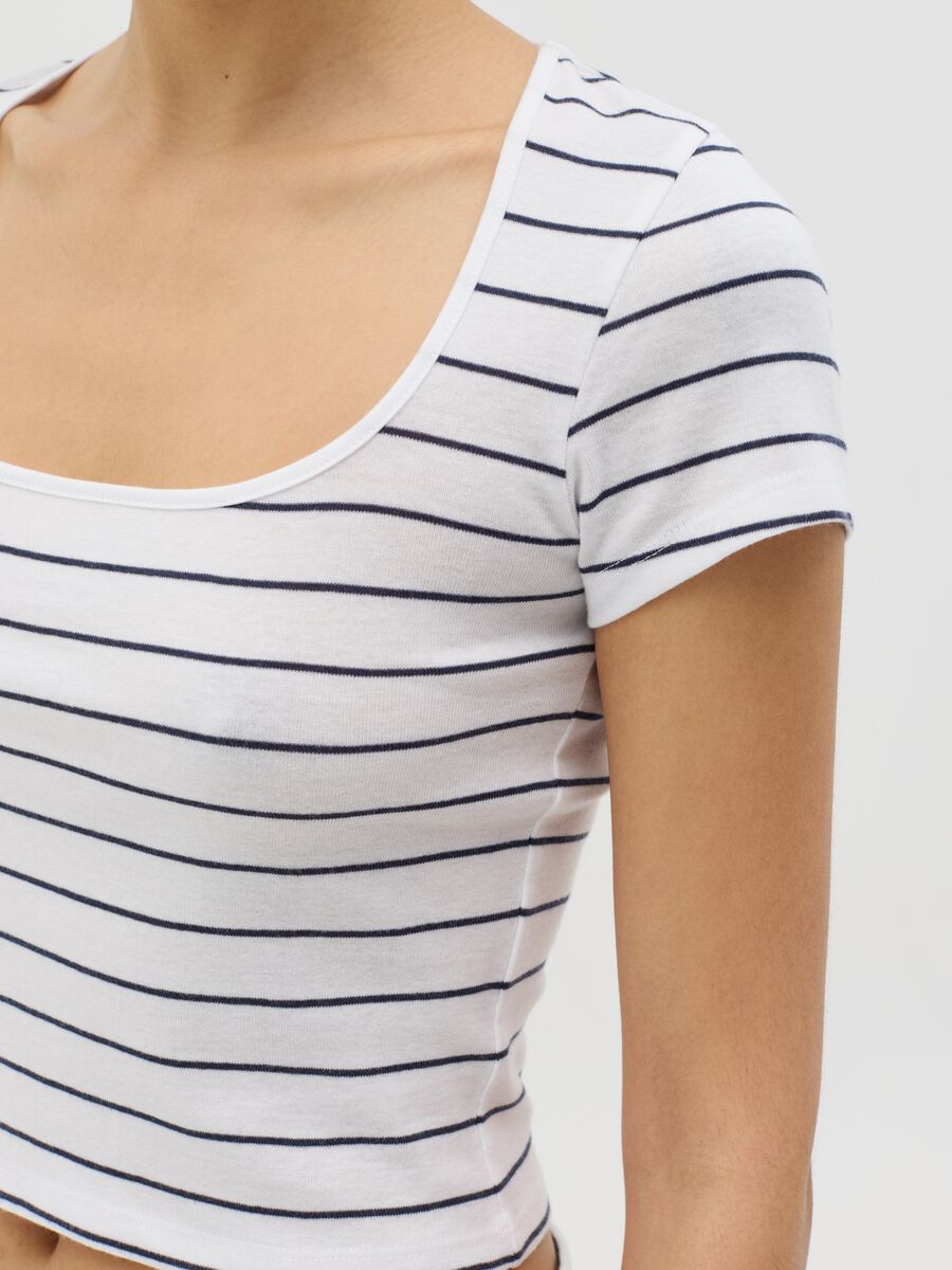 Fitted T-shirt in cotton with white and blue stripes_2