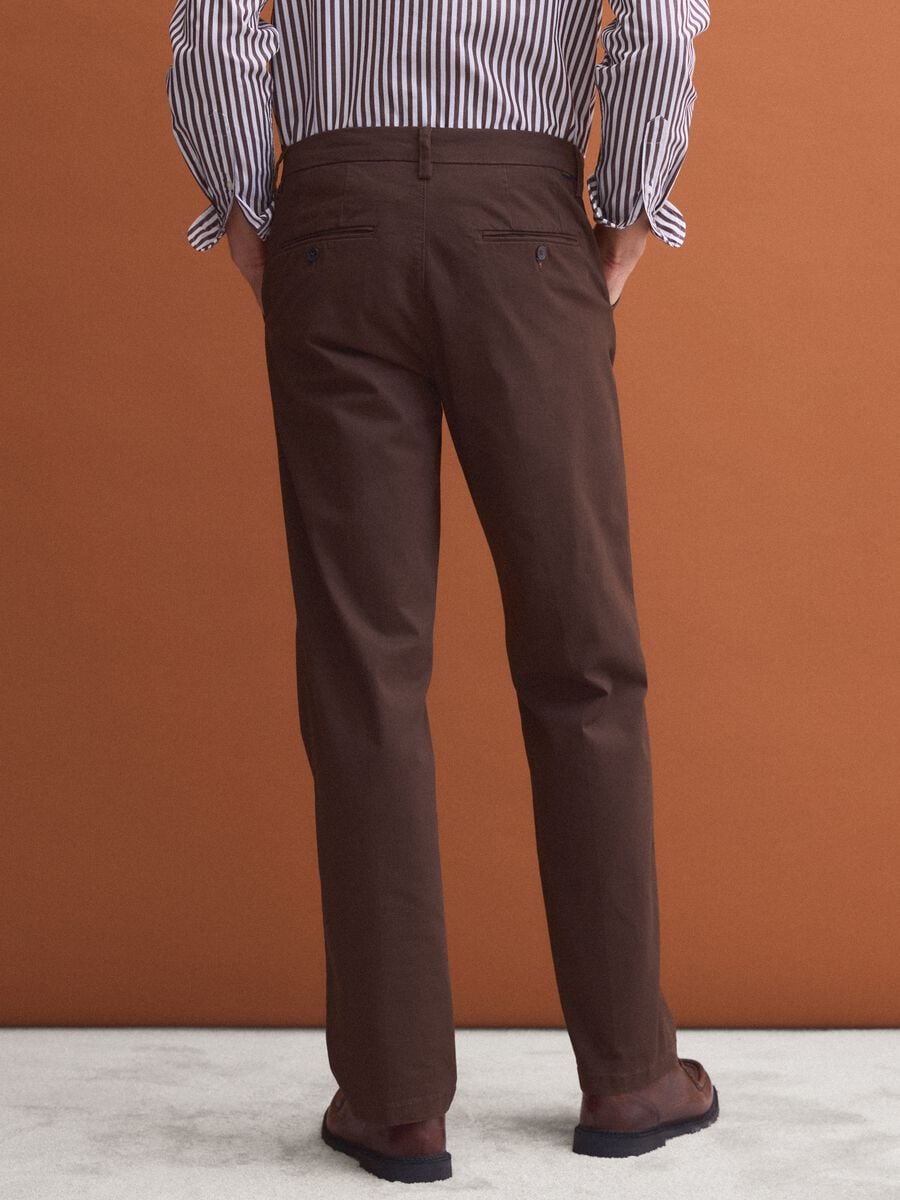 Pantaloni chino marroni in twill di cotone elasticizzato regular fit_2