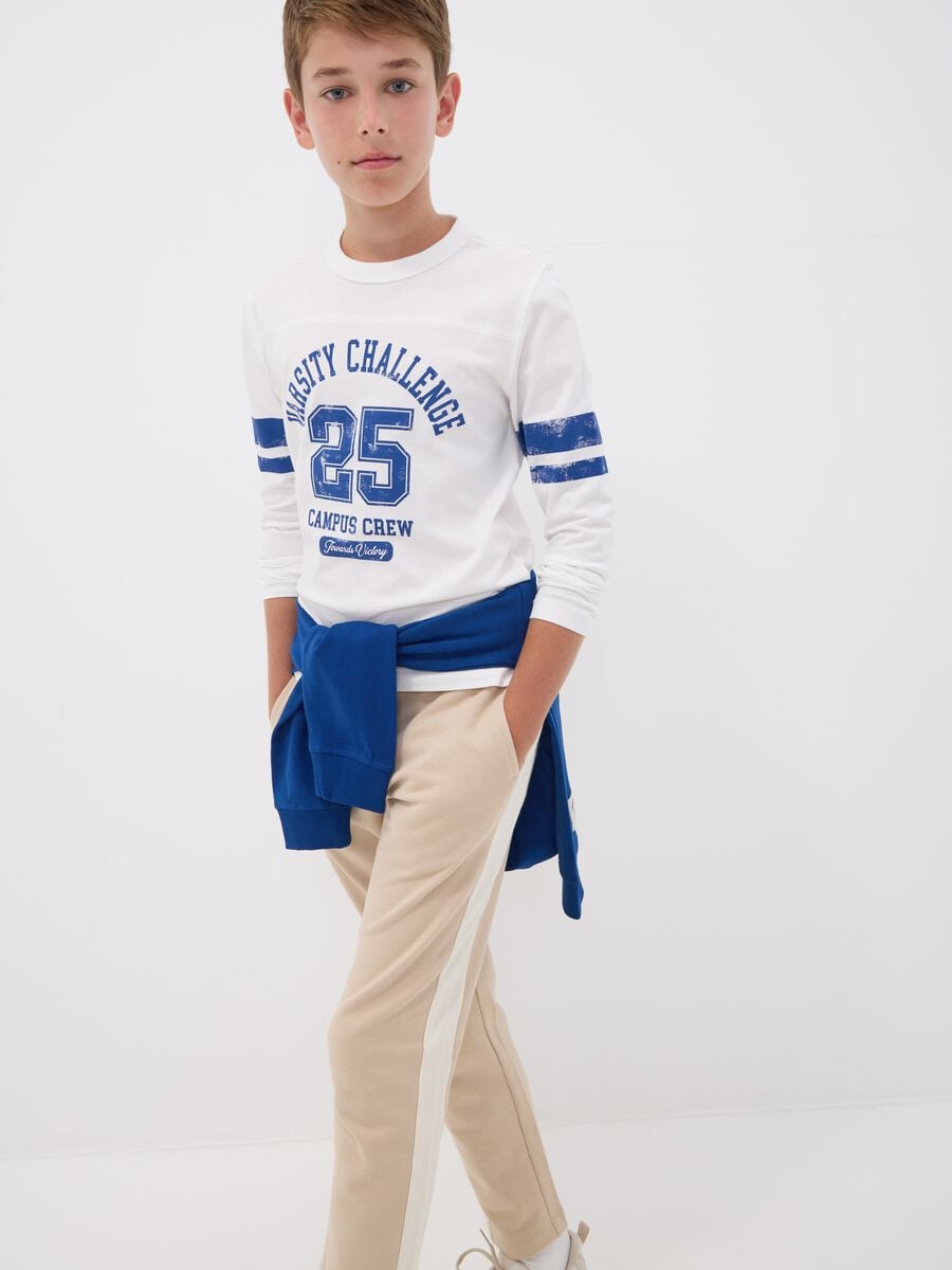 T-shirt bianca in puro cotone organico con stampa college per ragazzo_1