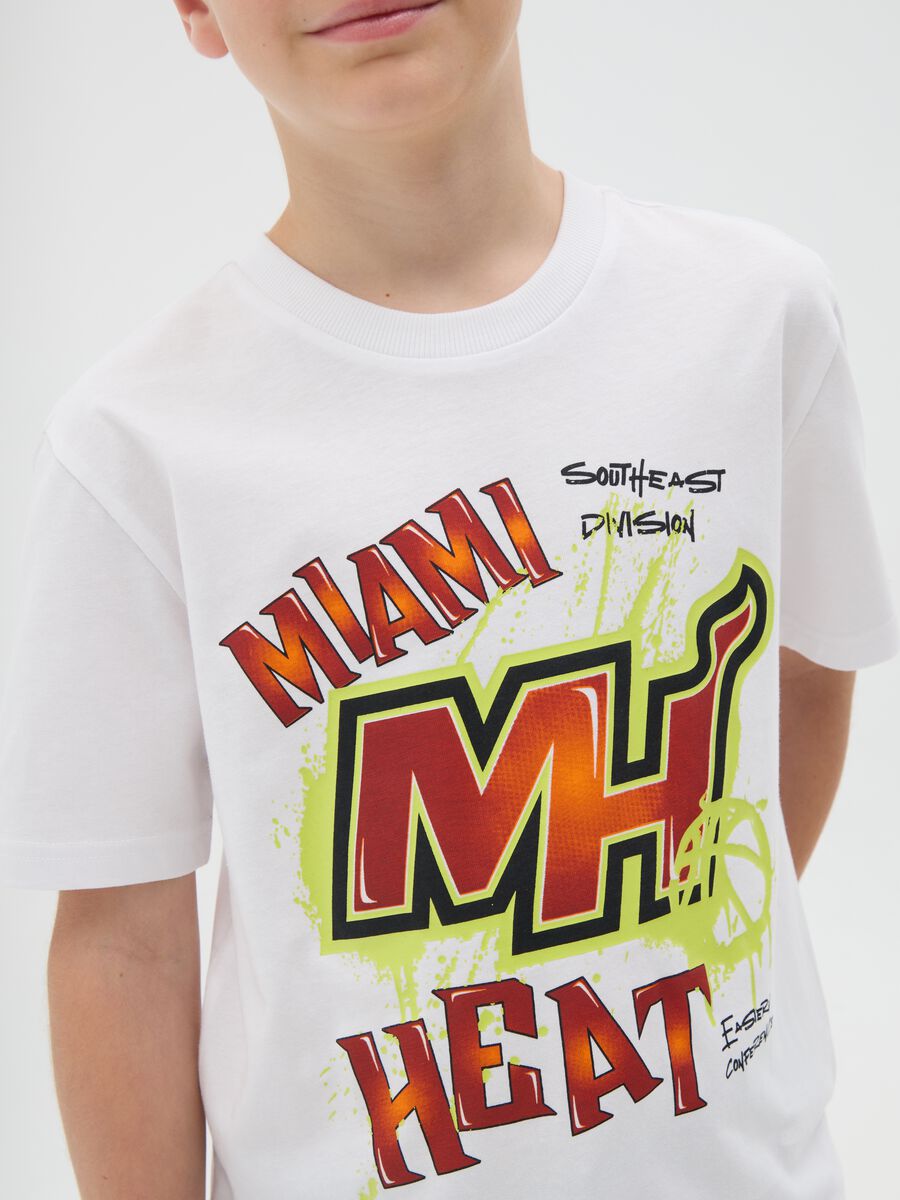 T-shirt da ragazzo in puro cotone bianca regular fit con grafica Miami Heat_1