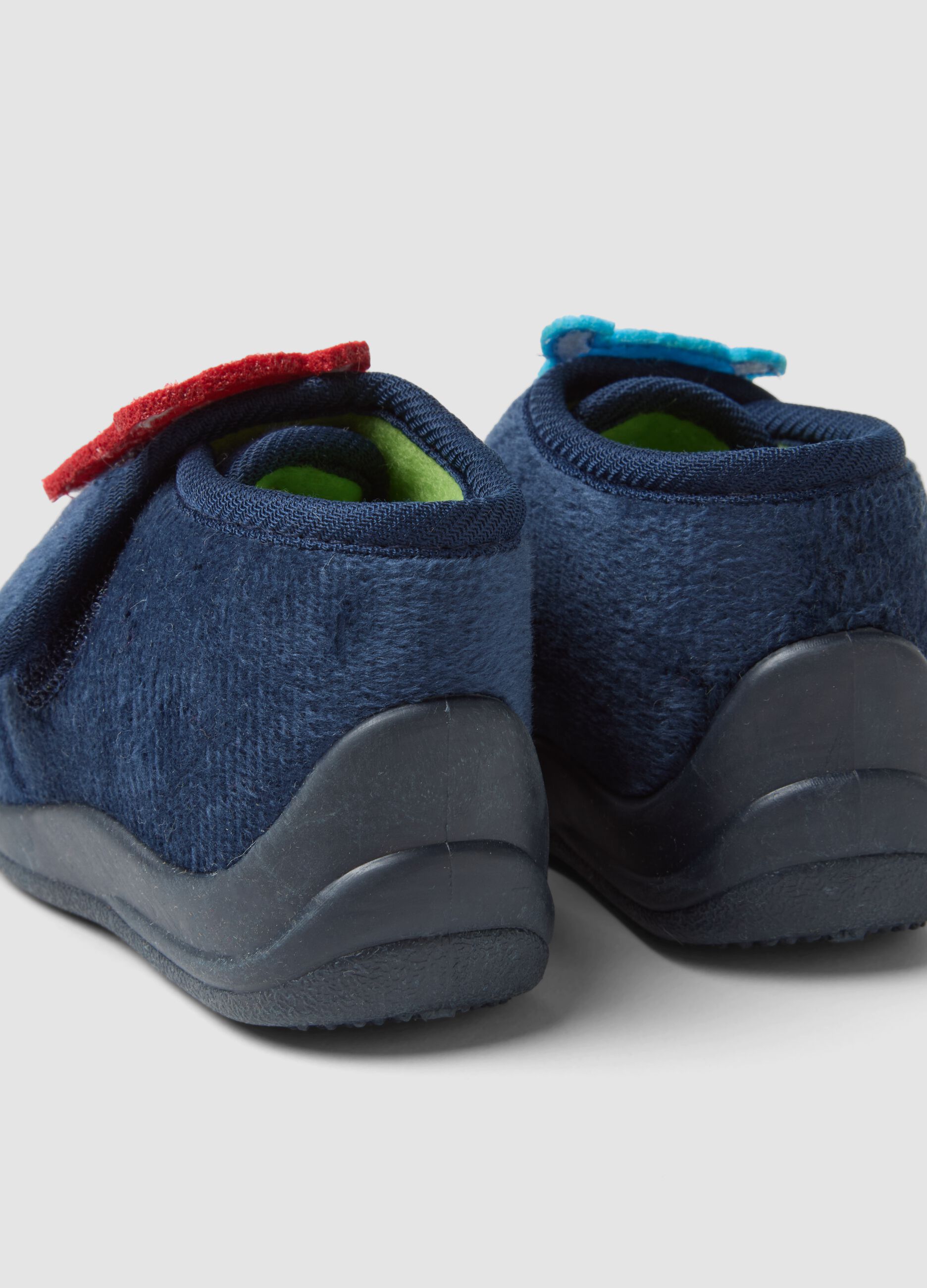 Pantofole blu con mostri ricamati