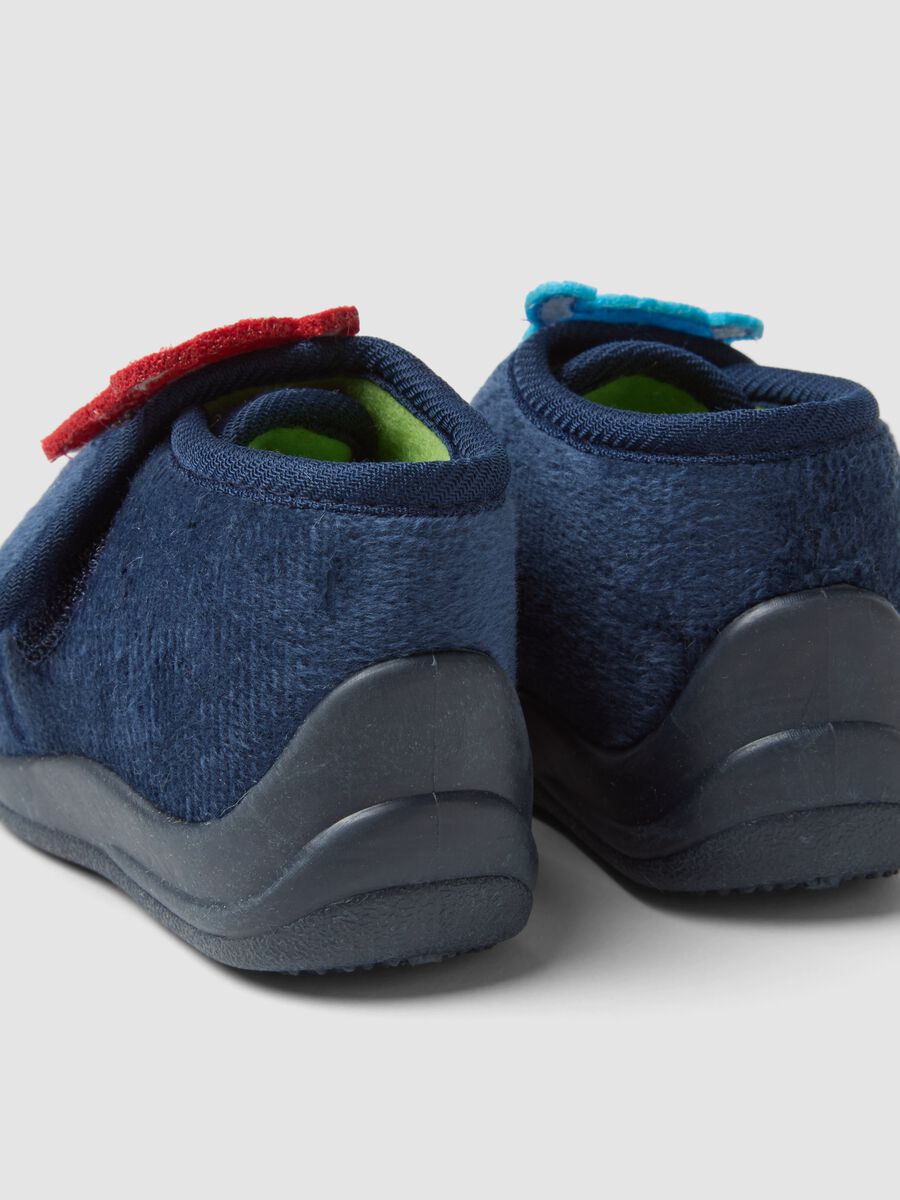 Pantofole blu con mostri ricamati_2