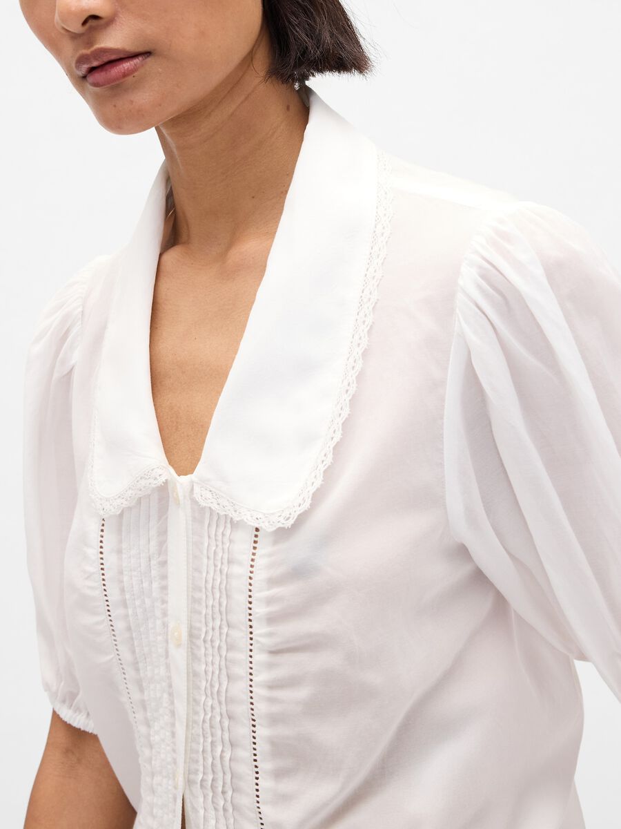 White blouse with short puff sleeves_3