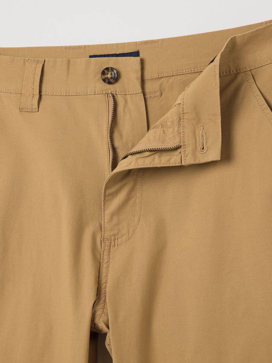 Beige chino trousers in stretch cotton with pockets_5