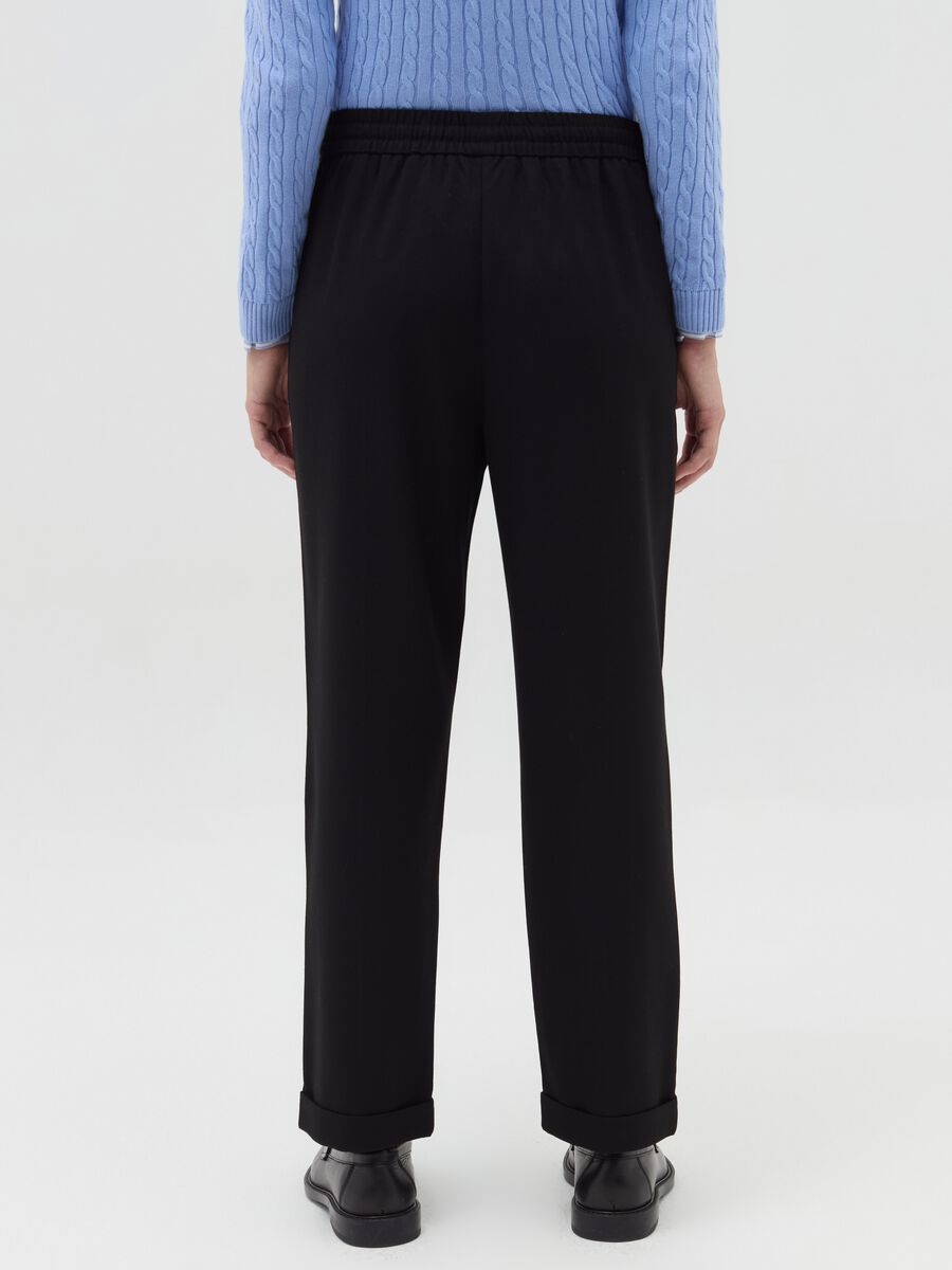 Pantalone carrot fit con risvolti_2