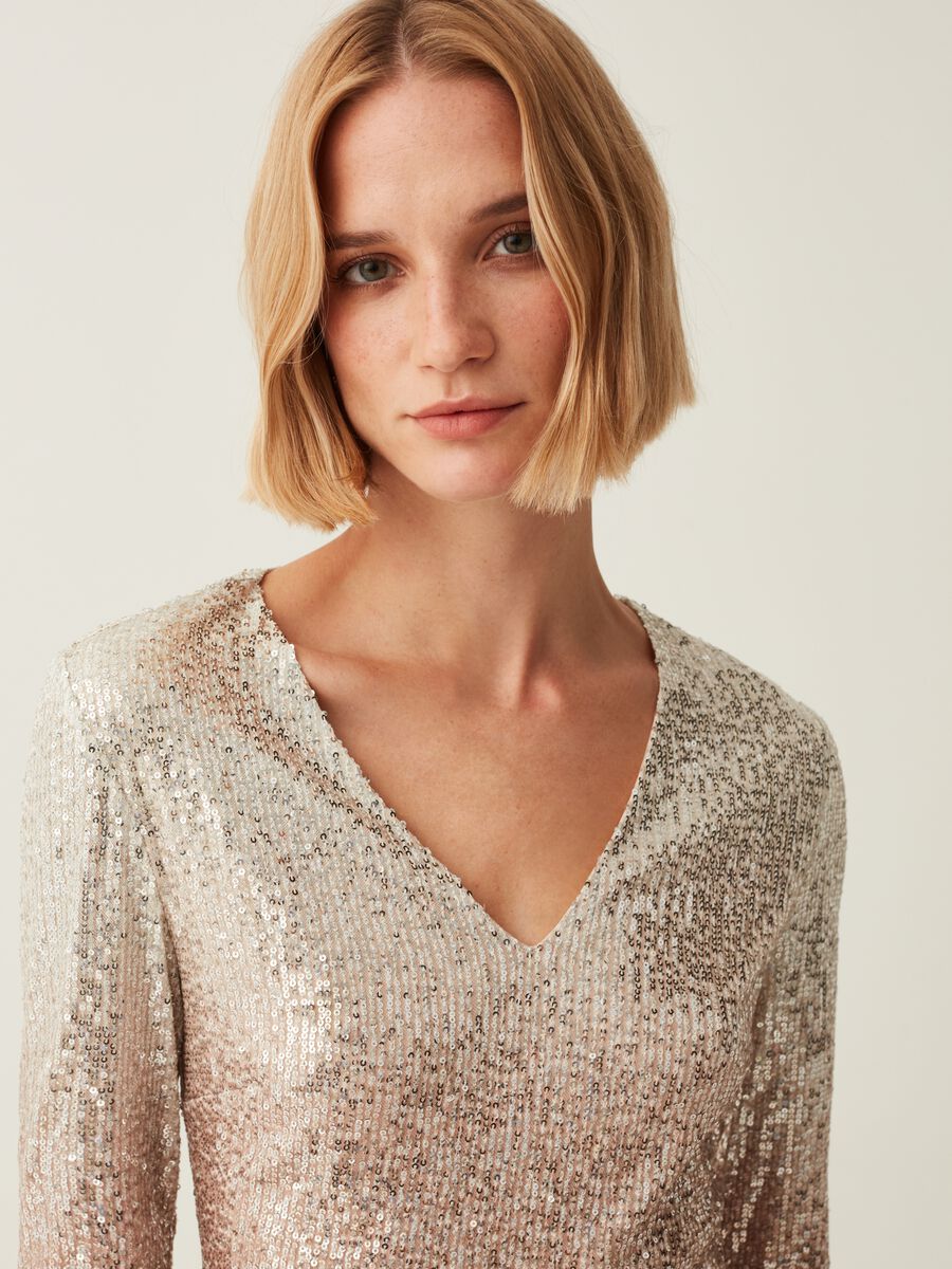 Abito corto con paillettes e scollo a V_1