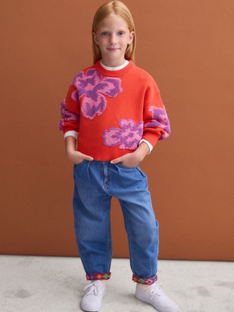 Jeans blu baggy in puro cotone con risvolto ricamato per bambina_1