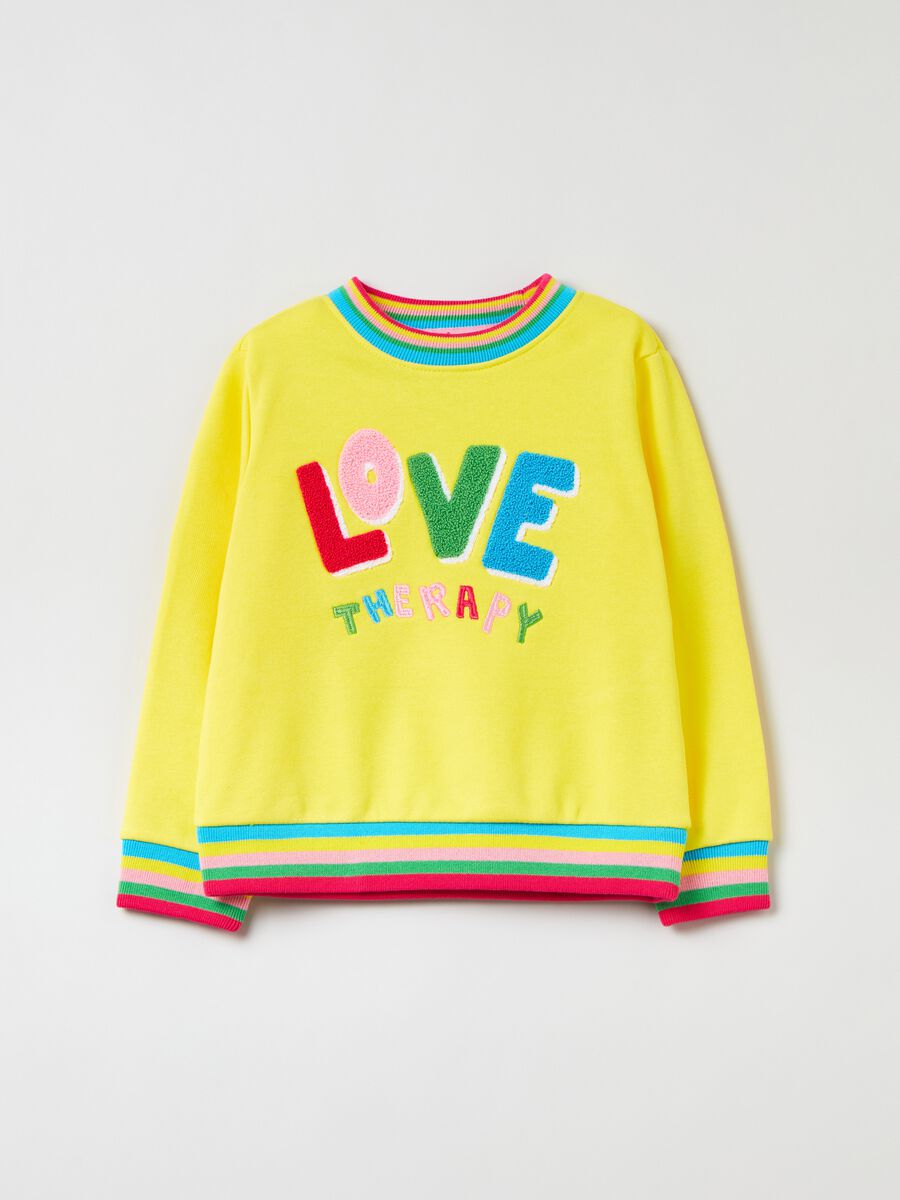Felpa con patch lettering boucle_0
