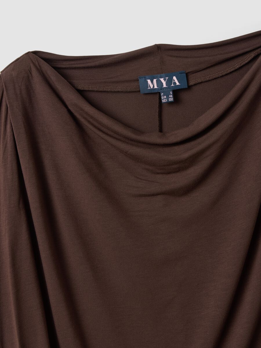 T-shirt marrone in viscosa elasticizzata con scollo drappeggiato_6